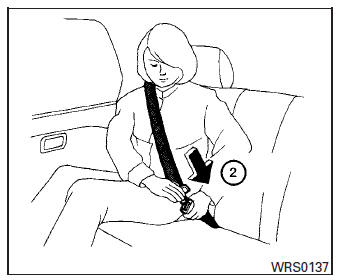 2 Tirez lentement la ceinture de sécurité hors
