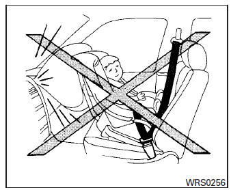 Installation d'un ensemble de retenue d'enfant orienté vers l'arrière à l'aide des ceintures de sécurité