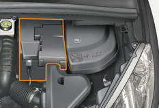 La batterie est située sous le capot moteur.