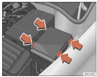 Cache de fusibles dans le compartiment moteur