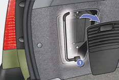 La clé démonte-roue 1 est rangée dans la garniture latérale gauche du coffre