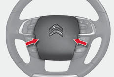 - Appuyez sur la partie centrale du volant à commandes intégrées.