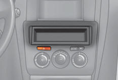 - Déclipez le vide-poches sur chacun des côtés à l’aide d’un tournevis,